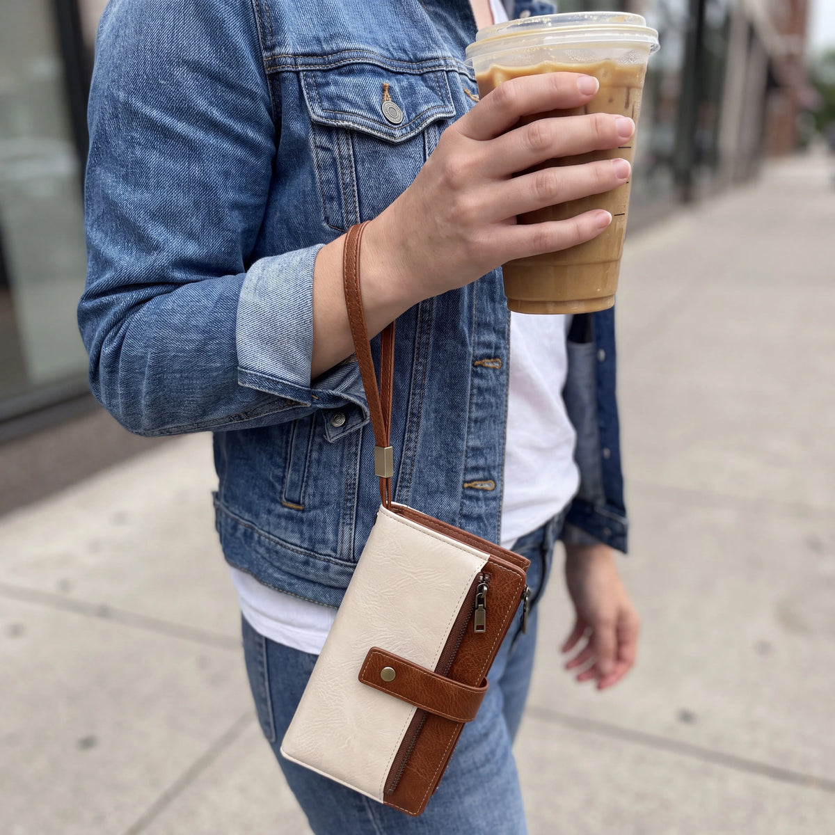 Cardy – The Holds-Everything Wristlet Wallet