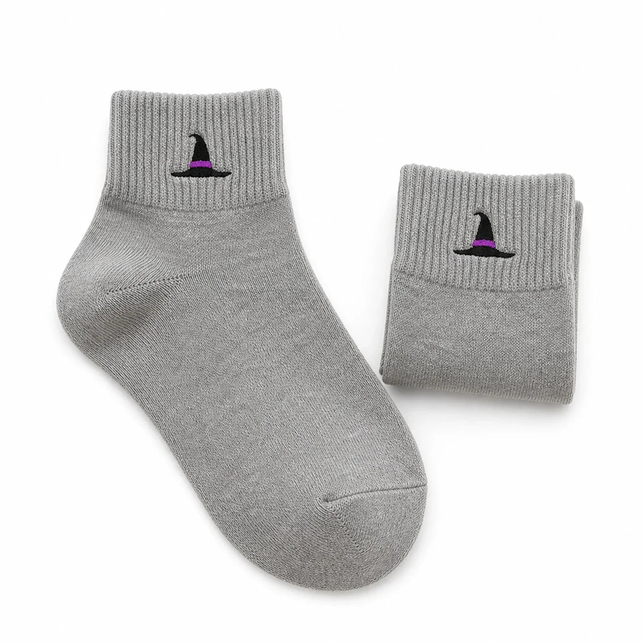 Spooky Halloween ankle socks, light grey with black witch hat
